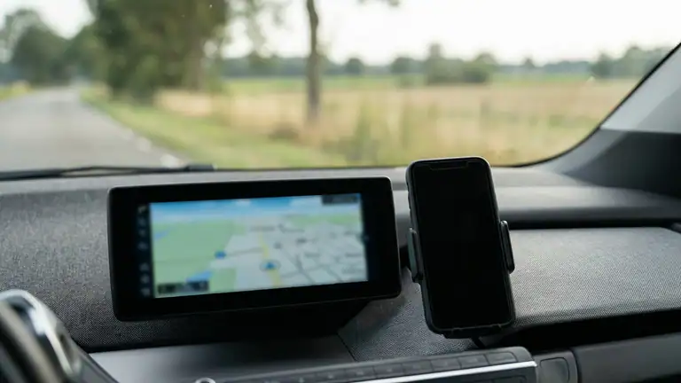 Android Auto تحت الاختبار: هل يقلل التشتت أم ينقل فوضى الهاتف إلى السيارة؟ header