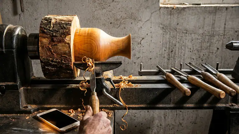 فن تحويل الكتل الخشبية إلى تحف في لعبة Woodturning header
