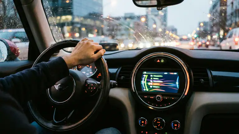Android Auto demuestra que conducir conectado exige menos pantalla y más criterio header