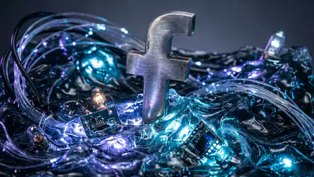 Facebook: Innovazioni e Sfide del Colosso Sociale header